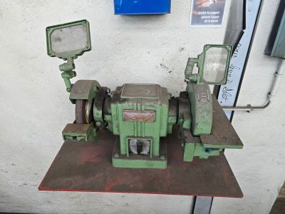 a machine that is sitting on a table in a room