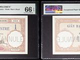 Trois types différents de monnaie chinoise sont exposés dans une vitrine.