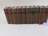 six livres sont alignés sur une surface blanche