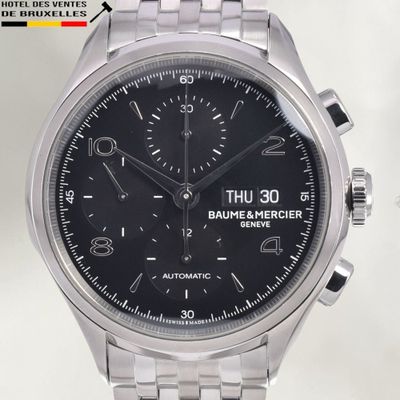 une montre en argent avec un cadran noir sur fond blanc