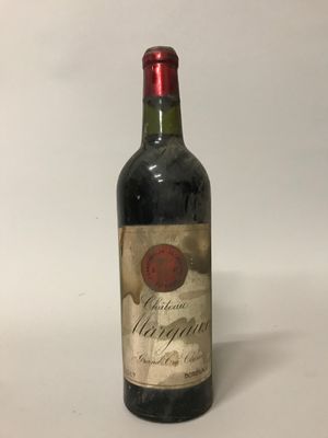 une bouteille de vin posée sur une table