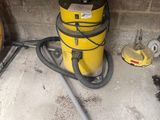 un aspirateur jaune et noir posé par terre à côté d'un seau jaune