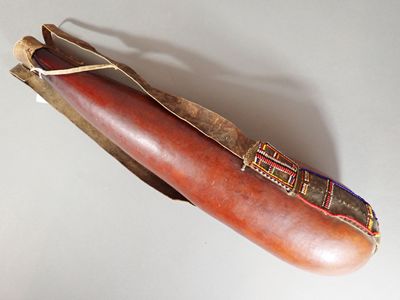 une saucisse suspendue à une ficelle accrochée au mur