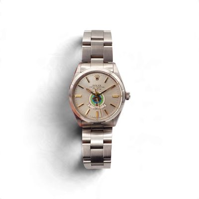 une image représentant une montre argentée dotée d'un cadran multicolore