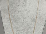 un collier à chaîne en or sur le cou d'un mannequin