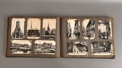 deux livres ouverts sur lesquels figurent des images d'une ville