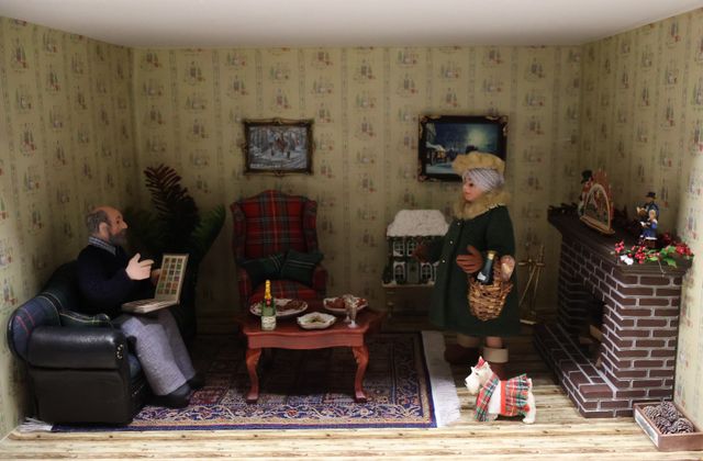 Diorama. Composition miniature, dans une vitrine en bois, vitre e...