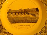 une plaque jaune sur laquelle est représenté un pont