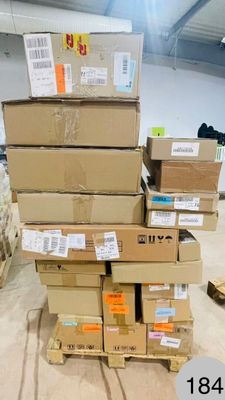 boîtes empilées les unes sur les autres sur une palette dans un entrepôt
