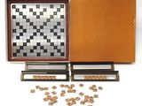 une image représentant un jeu de mots croisés avec une boîte et des pièces en bois