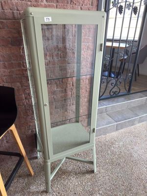 une vitrine en verre munie d'une porte