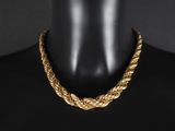 un collier de corde en or sur un mannequin mannequin mannequin mannequin mannequin mannequin mannequin mannequin mannequin mannequin