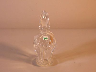 une bouteille en verre transparent sur laquelle est collée une étiquette verte