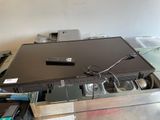 un téléviseur posé sur une table, avec une télécommande