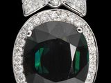 un gros plan d'un pendentif en forme de diamant noir et blanc sur fond noir