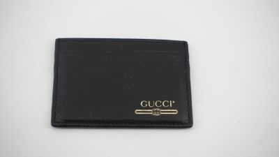 un portefeuille noir avec un logo doré sur le devant
