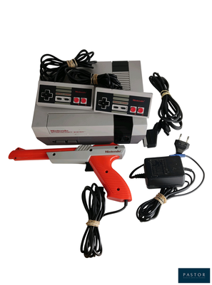 une console de jeux vidéo équipée d'une manette et d'un cordon d'alimentation