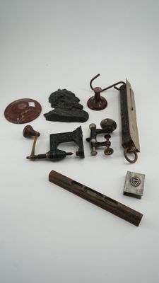 Un ensemble d'objets dont un niveau ancien, une balance à su… - Photo 1