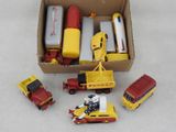 une boîte remplie de camions miniatures et d'autres véhicules miniatures
