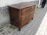 une commode en bois posée sur le trottoir
