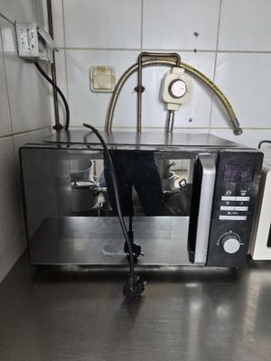 un micro-ondes posé sur le comptoir d'une cuisine