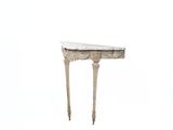 une petite table avec un plateau en marbre sur fond blanc