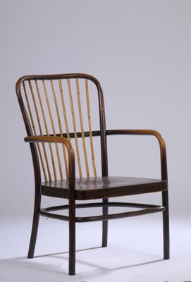 une chaise en bois posée sur une surface blanche