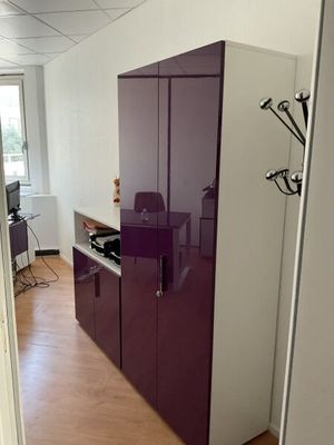 une grande armoire violette au milieu d'une pièce