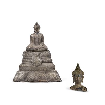 statue d'une personne assise sur un rocher à côté d'une statue de Bouddha
