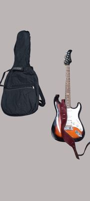 une guitare et un étui à guitare posés l'un à côté de l'autre