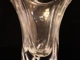 un vase en verre posé sur une surface noire