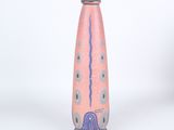un vase rose orné d'un motif bleu et blanc