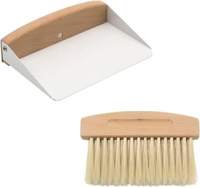 un pinceau blanc et un porte-pinceau en bois sur fond blanc