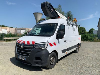une camionnette blanche à rayures rouges garée sur un parking