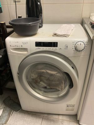 un lave-linge et un sèche-linge dans une petite pièce