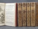 plusieurs vieux livres posés les uns sur les autres sur une table