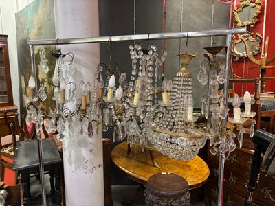 une table à laquelle sont suspendus de nombreux objets en verre