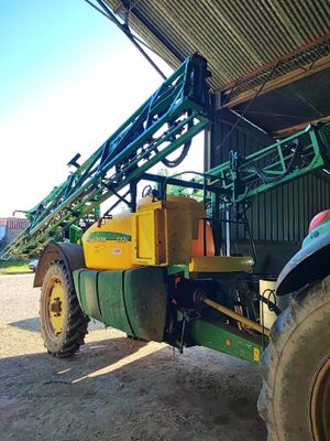 un tracteur garé devant un bâtiment