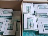plusieurs boîtes d'appareils électroniques sont empilées les unes sur les autres
