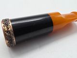 une image représentant un crayon dont la pointe est noire et orange