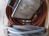 une boîte sur laquelle sont fixés plusieurs tuyaux et une lampe