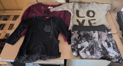 deux vêtements posés sur une table