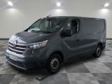 la photo d'une camionnette grise garée dans un garage