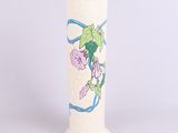 un vase blanc orné d'un motif de vigne