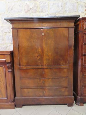une armoire en bois et une commode dans une pièce