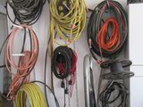 un mur recouvert de câbles et d'autres équipements électriques dans un garage