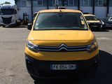 une camionnette jaune garée dans un parking