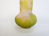 un vase orné d'un motif vert et blanc