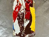 une photo d'une œuvre d'art sur un morceau de papier d'aluminium