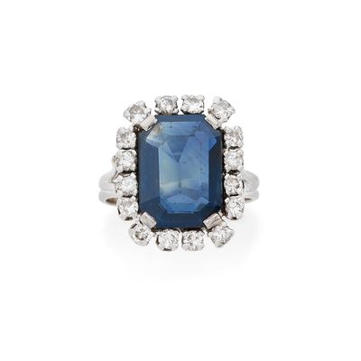 une bague en saphir et diamant